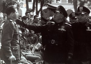 Mussolini bir askeri selamlarken (s/b fotoğraf)