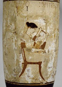 Tavan arası beyaz zeminli lekythos, sithara (sırlı pişmiş toprak) oynayan bir kadınla dekore edilmiştir. by Achilles Painter