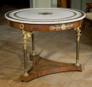 Art France Gueridon, 1800 - 1804 civarında boyanmış mermer bir tablaya sahiptir. by Adam (attr. to) Weisweiler