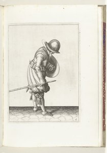 Kalkan ve şiş ile egzersiz: asker, sağ ayağının yanına şişi yere koyar (no. 16), 1618 De Nassausche Wapen-Handelinge, van Schilt, Spies, Rappier ende Targe : beyde figuerlick tasvir edilmiş, ende çerçeveli yeni sipariş [of] (...) M by Adam van Breen