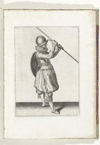 Kalkan ve Diken Alıştırması: Dikeni İki Elinde Açılı ve Kalkanı Sırtında Olan Asker (No. 2), 1618 Nassausche Wapen-Handelinge, van Schilt, Spies, Rappier ve Targe : beyde figuerlick betimlenmiş ve yeni düzenden sonra çerçevelenmiş [va by Adam van Breen