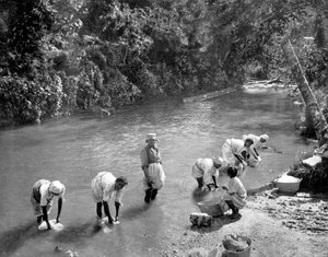 Nehirde çamaşır yıkayan kadınlar, Port Antonio, Jamaika, c1905