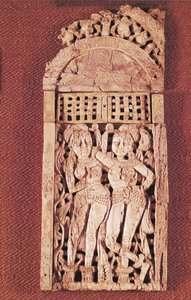 Begram, Afganistan, 1.-2. yüzyıl (fildişi) bir toran altında iki kadın figürünü tasvir eden oyma Hint plaketi