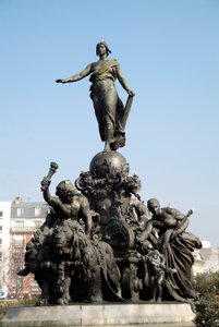 Ulusun tankı veya Cumhuriyetin zaferi. Evrensel oy hakkının sembolü. İki aslanın (halk gücünün sembolü) ateşlediği bir tankın üzerinde duran Marianne, Emek, Adalet, Barış ve bolluk alegorileriyle çevrilidir. Etrafında c