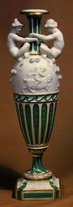 Parian porselen figürleriyle süslenmiş Minton vazo, c.1855 (kemik çini)