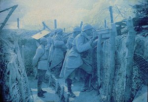 Bir Fransız dinleme noktası: Batı Cephesinde bir siperdeki askerler, Fransa, 1916 (otokrom) by Albert Samama Chikli