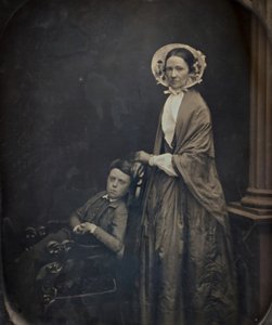 Başlıksız Bone ve Şallı Bir Kadın, Oturan Oğluyla, c. 1850. Yaratıcılar: Albert Sands Southworth, Josiah Johnson Hawes. by Albert Sands Southworth, Josiah Johnson Hawes