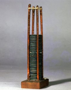 Alessandro (İskender) Volta yığını. Bilim ve Teknoloji Müzesi, Milano. by Alessandro Volta