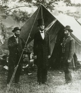 Abraham Lincoln, Allan Pinkerton ve Tümgeneral John A. McClernand ile birlikte, 1862