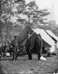 Abraham Lincoln, Allan Pinkerton ve Tümgeneral John A. McClernand ile birlikte, 1862 by Alexander Gardner