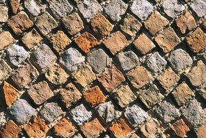 Bir opus reticulatum zemininin yakından görünümü. Civitella akropolü, İtalya, Abruzzo Bölgesi, Chieti