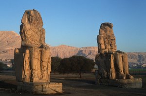 Mısır, antik Thebes, Memnon Amenhotep III Colossi heykelleri by Nicolas Toussaint Charlet