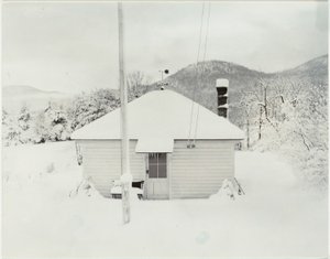 İlk Kar ve Küçük Ev by Alfred Stieglitz