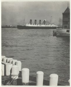 Outward Bound, The Mauretania, 1910, basılmış 191832. by Alfred Stieglitz