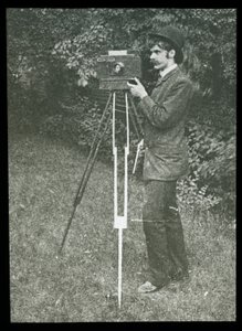 Kamera, tripod ve tabanca ile Otoportre by Alfred Stieglitz