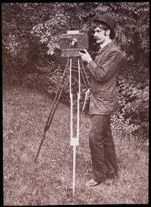 Kamera, tripod ve tabanca ile kendi kendine portre by Alfred Stieglitz