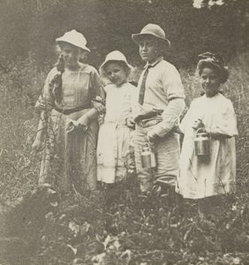 İsimsiz (Flora, Elizabeth, Howard & Kitty, Lake George alanında) by Alfred Stieglitz