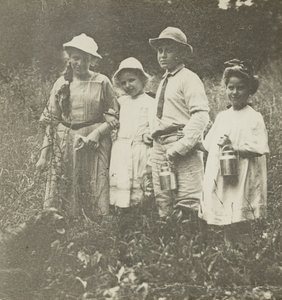 İsimsiz Flora, Elizabeth, Howard & Kitty, Lake George alanında, 190305. by Alfred Stieglitz