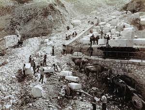 Demiryolu vagonlarına mermer blokları yükleyen işçilerin olduğu tren istasyonu, taşıma vagonlu üç çift öküz görülüyor (s/b fotoğraf) by Fratelli Alinari