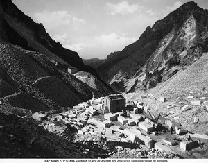 Carrara yakınlarındaki Ravaccione taş ocakları (s/b fotoğraf) by Fratelli Alinari