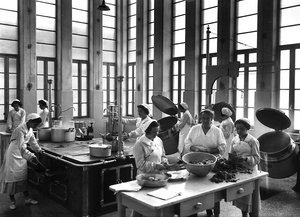Villa Rosa Maltoni Mussolini: yemek hazırlayan aşçılar (s/b fotoğraf) by Fratelli Alinari