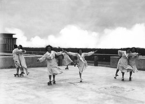 Villa Rosa Maltoni Mussolini: paten dersi sırasında kız öğrenciler (s/b fotoğraf) by Fratelli Alinari