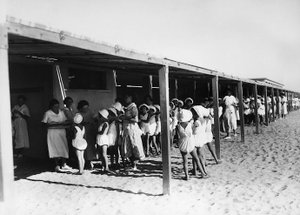 Villa Rosa Maltoni Mussolini: sahilde yemek dağıtımı (s/b fotoğraf) by Fratelli Alinari