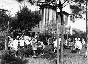 Villa Rosa Maltoni Mussolini: Enstitü dışında sebze bahçesinde çalışan öğrenciler (s/b fotoğraf) by Fratelli Alinari