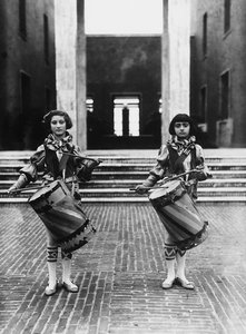 Villa Rosa Maltoni Mussolini: sayfa erkekleri gibi giyinmiş iki genç kız (s/b fotoğraf) by Fratelli Alinari