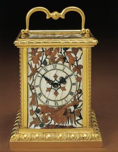 Napolyon III dört parçalı masa setinden araba saati, Duvinage ve Harinckouk tarafından kakmacılık, c.1877 (ormolu monte edilmiş fildişi ve meyve ağacı) (476432 ve 476441)