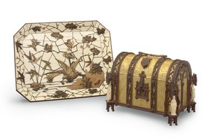 Şarj cihazı, Ferdinand Duvinage imzalı kakmacılık ve Gothic Revival mücevher tabutu, her ikisi de 1880 dolaylarından (ormolu, demir, fildişi, yaldızlı bakır ve meyve ağacı) (ayrıca bkz. 476607 ve 476608)