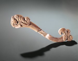 Başlarla süslenmiş yanak, Altay göçebe, MÖ 5.-4. yy (ahşap)