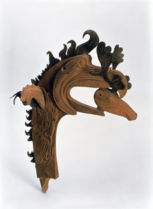 MÖ 5. yy Pazyryk Mezar Höyüklerinden gagasında bir geyik tutan bir griffini tasvir eden terminal (deri ve ahşap)