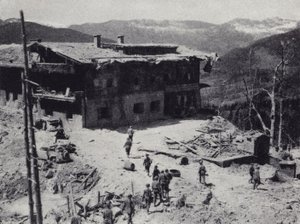 Amerikan ve Fransız birlikleri, Nazi lideri Adolf Hitler'in Bavyera Alpleri'ndeki Berchtesgaden'deki geri çekilme yerinin kalıntılarını inceliyor, İkinci Dünya Savaşı, Mayıs 1945 (s/b fotoğraf)