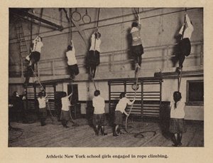 Halat tırmanışı yapan atletik New York okul kızları (s/b fotoğraf) by American Photographer (after)