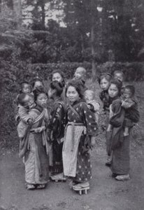 Ablalar ve küçük kardeşler (s/b fotoğraf) by American Photographer (after)
