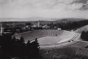 Kaliforniya: Berkeley, California Üniversitesi Memorial Stadyumu, 75.000 kişilik (s/b fotoğraf) by American Photographer (after)