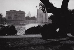 California: Oakland, Merritt Gölü, şehrin kalbinde, harika binalar ve birçok güzel evle çevrili (s/b fotoğraf) by American Photographer (after)