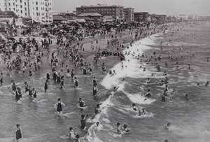 California: Venedik, Los Angeles yakınlarındaki tüm yıl boyunca popüler bir sahil beldesi (s/b fotoğraf) by American Photographer (after)