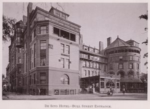 De Soto Hotel, Bull Street Girişi (s/b fotoğraf) by American Photographer (after)