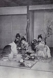 Bir çay evinde akşam yemeğinde geyşalar (s/b fotoğraf) by American Photographer (after)