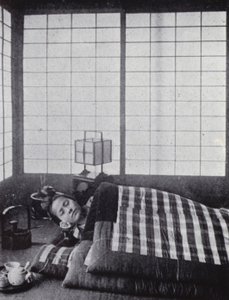 Tahta bir yastıkla pamuklu yorganlar arasında uyuyan kız (s/b fotoğraf) by American Photographer (after)