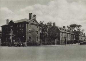 Harvard Üniversitesi: Phillips Brooks Evi; Biçme Salonu, Yatakhane; Lionel Hall, Yurt (s/b fotoğraf) by American Photographer (after)