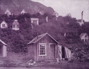Alaska, Juneau kasabası yakınlarındaki Hint mezar evleri (s/b fotoğraf) by American Photographer (after)
