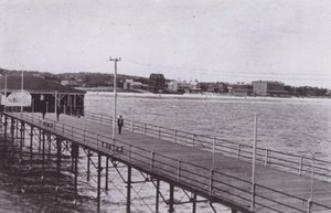 Old Orchard Beach, Maine: Okyanus iskelesinden görünüm (s/b fotoğraf) by American Photographer (after)