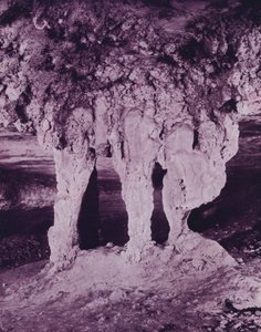 Gelin Sunağı, Mamut Mağarası (s/b fotoğraf) by American Photographer (after)