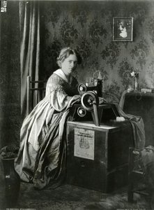 Şarkıcılar Patent Dikiş Makinaları İlanı, 1899 by American Photographer