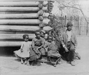 Thomasville, Georgia yakınlarında çocuklu Afrikalı Amerikalı adam by American Photographer