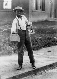 Afro-Amerikan ayakkabı boyacısı çocuk, 1899 dolayları (s/b fotoğraf) by American Photographer