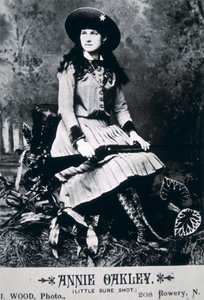 Annie Oakley (1860-1926) (s/b fotoğraf) by American Photographer